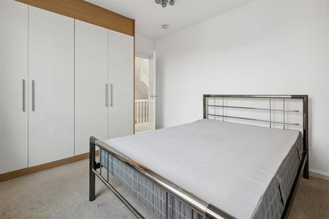 3 bedroom flat to rent, Kingscote Road, Top Floor Flat, Chiswick