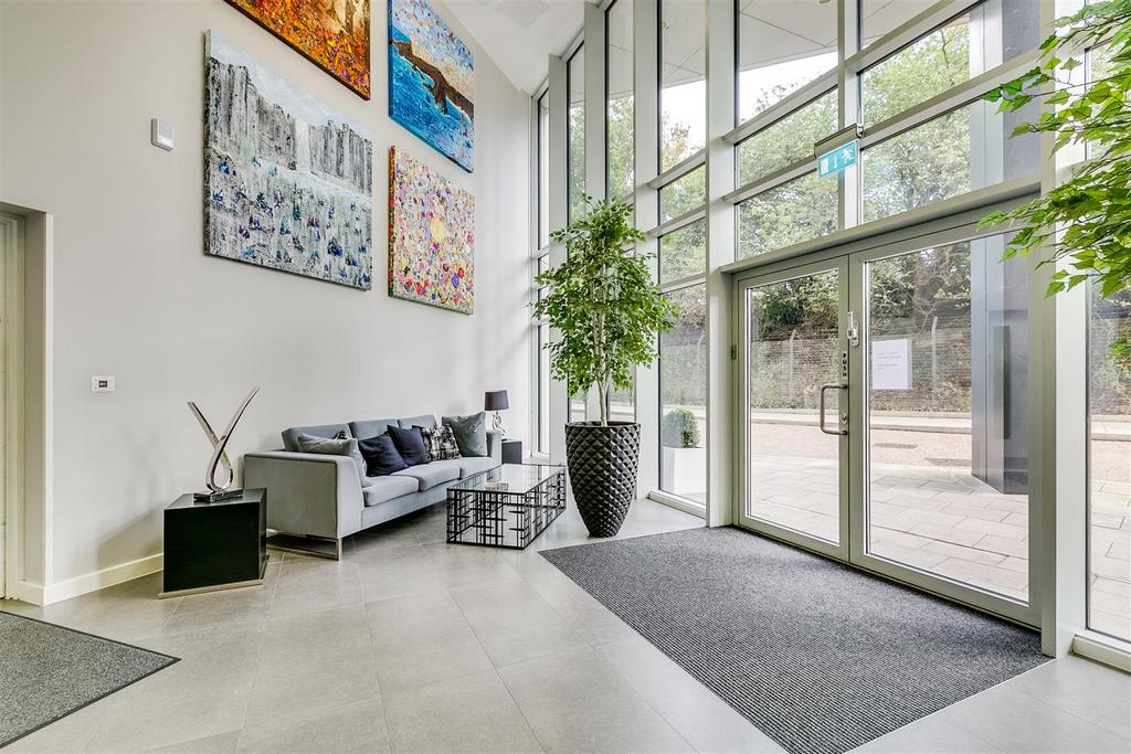 Edmunds House, W4 - TO LET