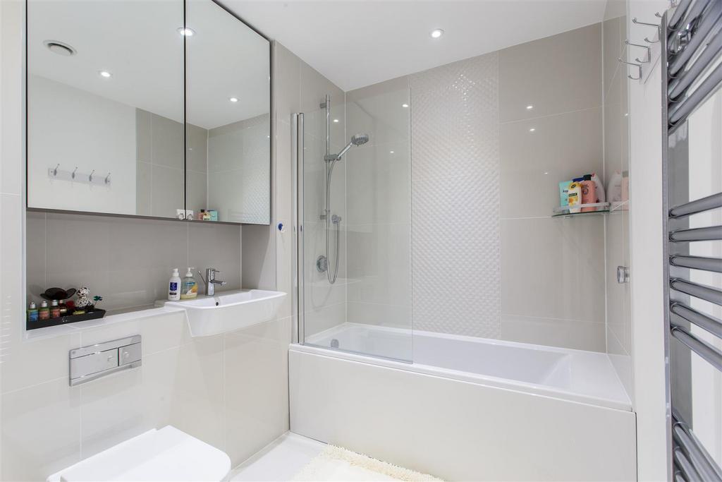 Edmunds House, W4 - TO LET