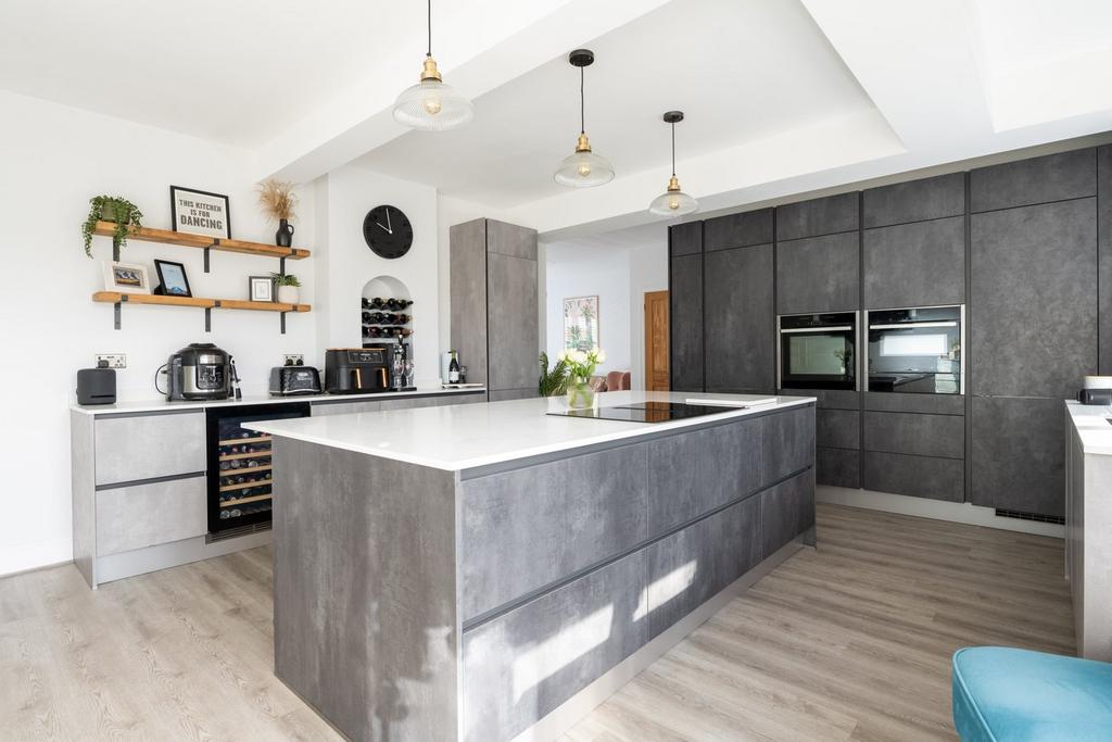 West Hill, Hitchin, SG5 4 bed detached house for sale £1,150,000