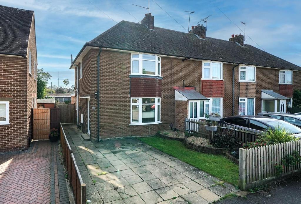 Northfields, Dunstable, Bedfordshire, LU5 5AL 2 bed end of terrace