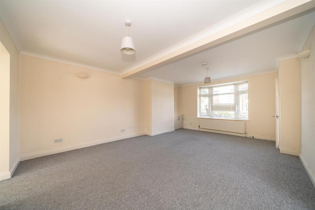 Northfields, Dunstable, Bedfordshire, LU5 5AL 2 bed end of terrace