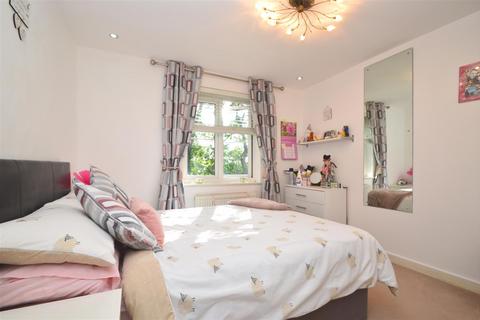 2 bedroom ground floor flat for sale, Abbey Walk, East Cowes