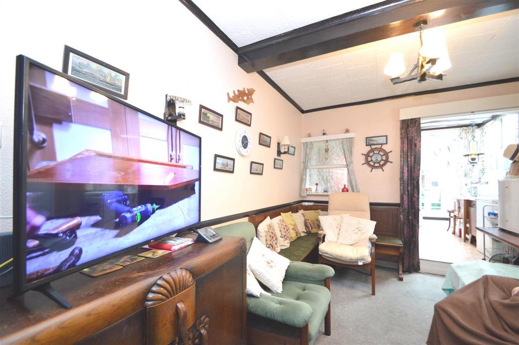 Cambridge Road, East Cowes 2 bed semidetached house for sale £228,500