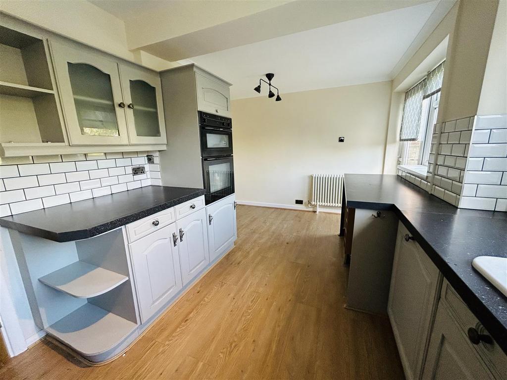 105 Brenton Road, Penn 4 bed semidetached house £1,200 pcm (£277 pw)