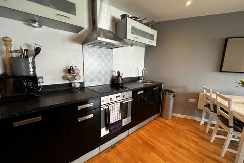 2 bedroom flat to rent, Gateway East, Marsh lane, Leeds, UK, LS9