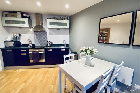 2 bedroom flat to rent, Gateway East, Marsh lane, Leeds, UK, LS9
