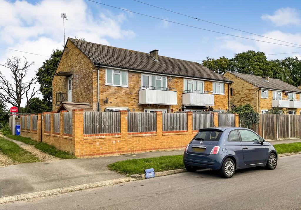 70 Beta Road, Farnborough, Hampshire... 3 bed flat £80,000