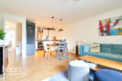 3 bedroom flat for sale, Chigwell Road, South Woodford