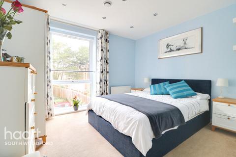 3 bedroom flat for sale, Chigwell Road, South Woodford
