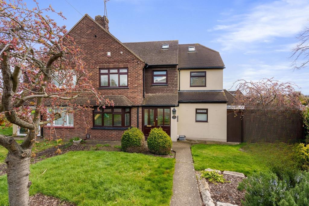 Painters Ash Lane, Gravesend, DA11 4 bed semidetached house £2,500