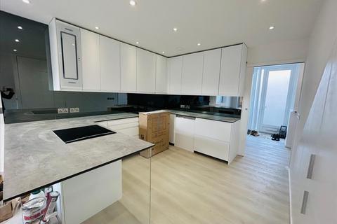 4 bedroom house to rent, Compton Crescent, Northolt, UB5