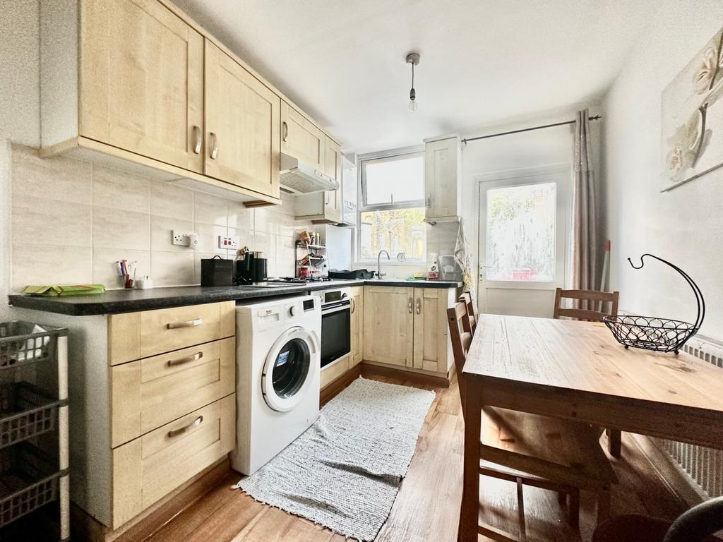 2 Bedroom Flat to Let in Clapham