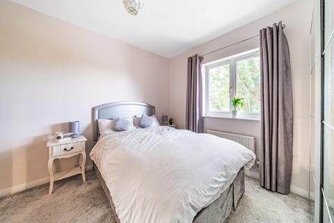 33 Grasgarth Close, London, W3 9HS