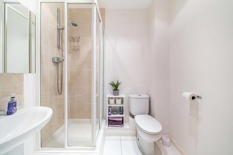 33 Grasgarth Close, London, W3 9HS