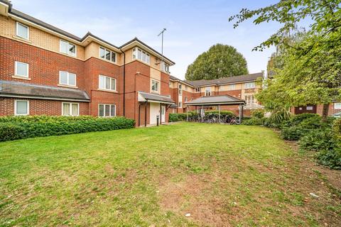 33 Grasgarth Close, London, W3 9HS