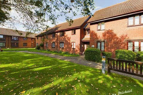 2 bedroom flat for sale - Churchill Court, Beaconsfield Road