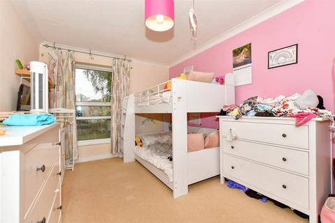 33 Farm Holt, New Ash Green, Longfield, DA3 8QA
