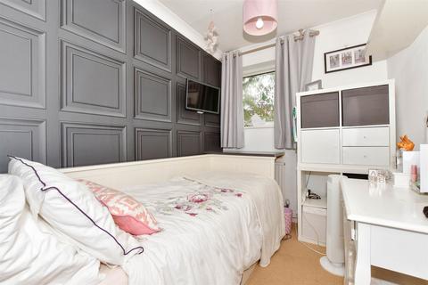 33 Farm Holt, New Ash Green, Longfield, DA3 8QA