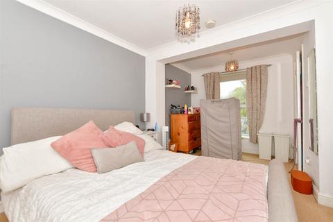 33 Farm Holt, New Ash Green, Longfield, DA3 8QA