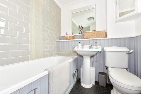 33 Farm Holt, New Ash Green, Longfield, DA3 8QA