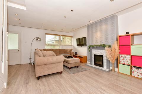 33 Farm Holt, New Ash Green, Longfield, DA3 8QA