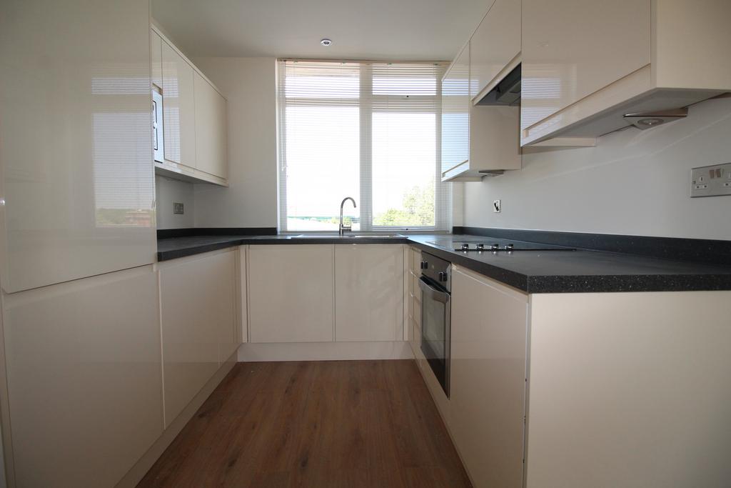 Oak Road, Leatherhead KT22 1 bed flat to rent £1,250 pcm (£288 pw)