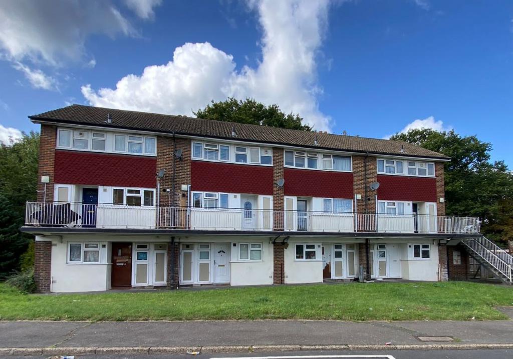 50 Shrublands Avenue, Croydon... 3 bed flat £150,000