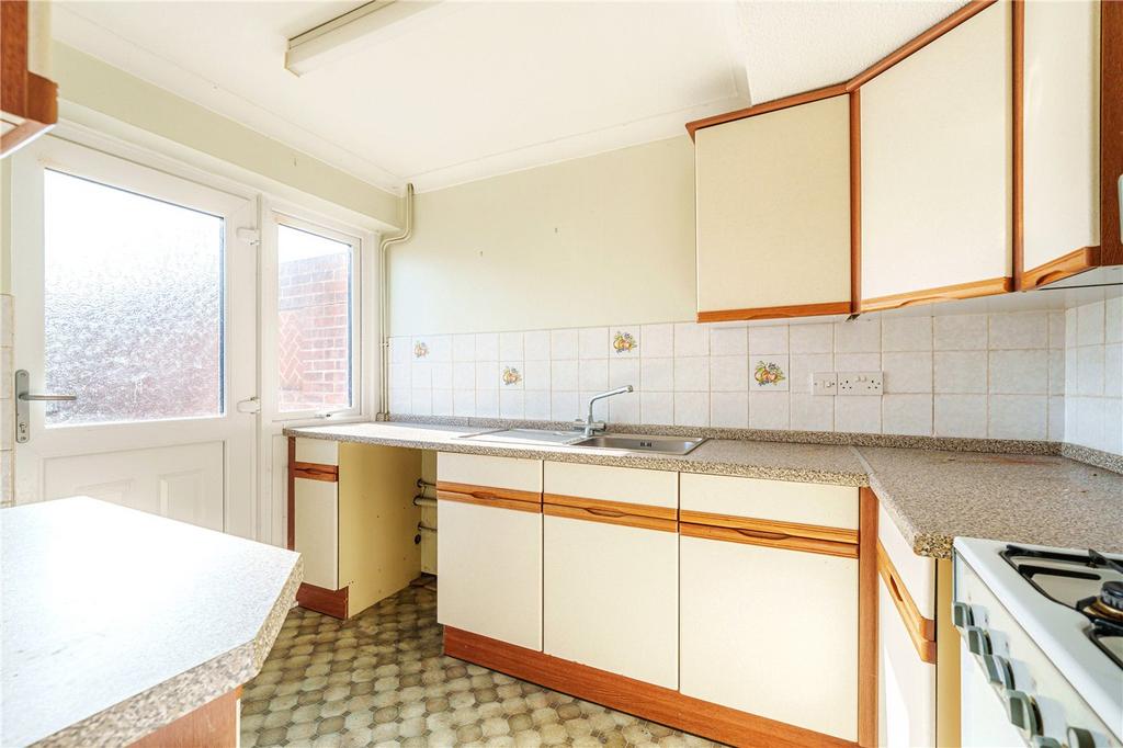 Barrie Road, Farnham, Surrey, GU9 3 bed terraced house for sale £300,000