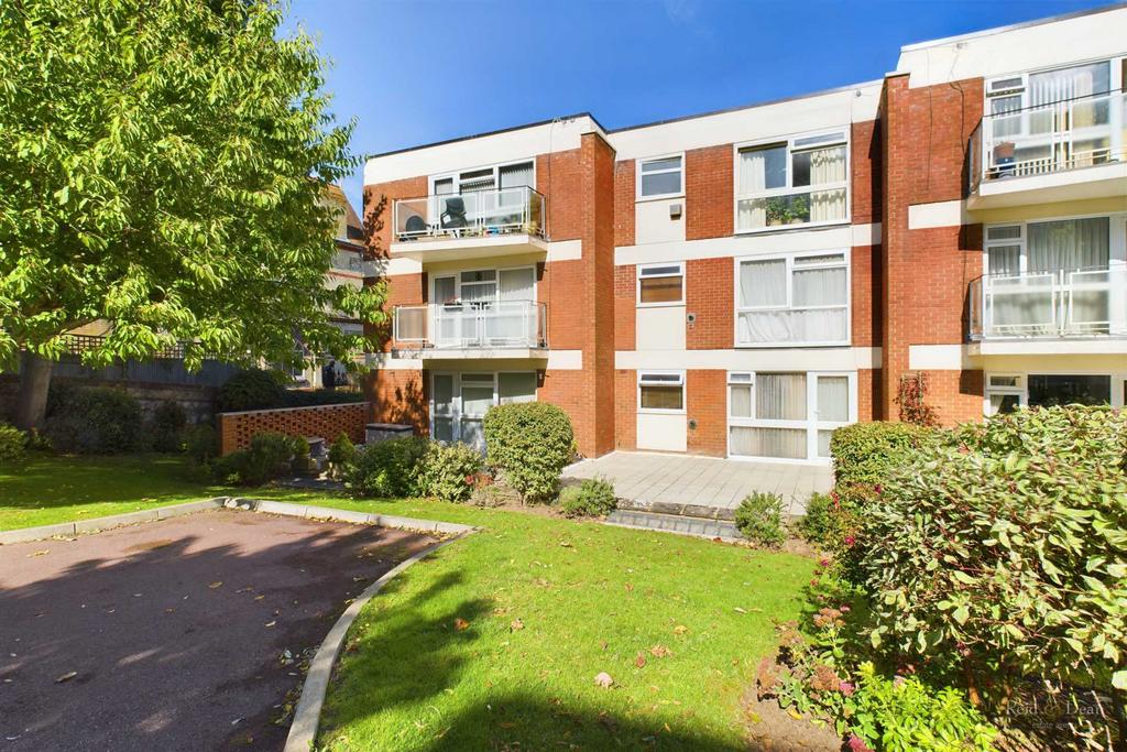 Silverdale Road, Eastbourne 2 bed apartment for sale £240,000