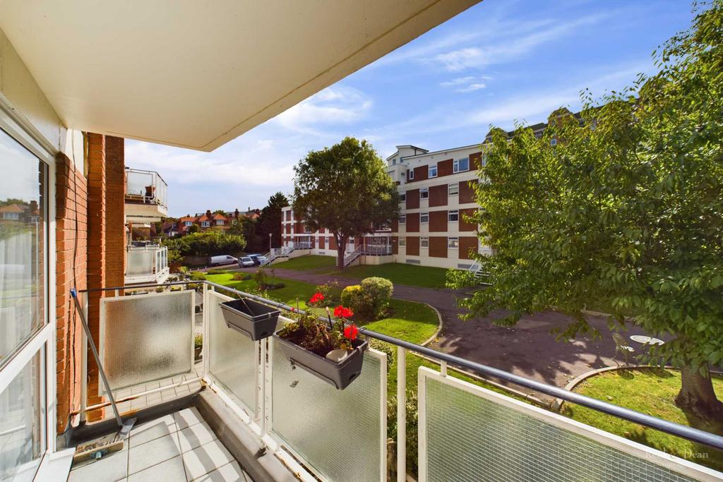 Silverdale Road, Eastbourne 2 bed apartment for sale £240,000