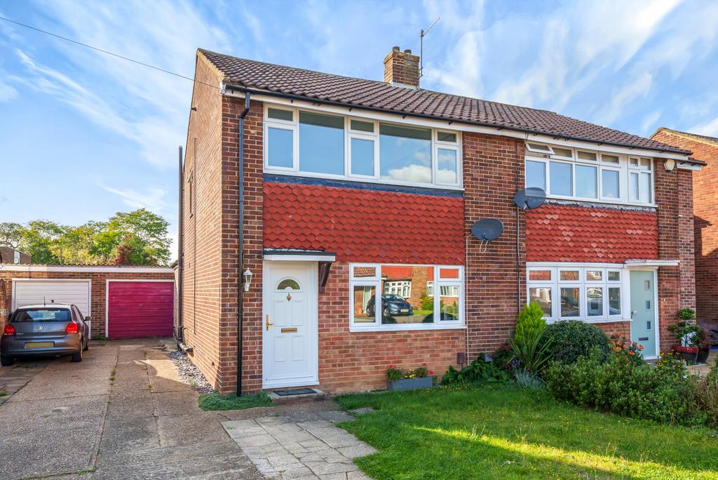 Western Drive, Shepperton, TW17 2 bed semidetached house £480,000