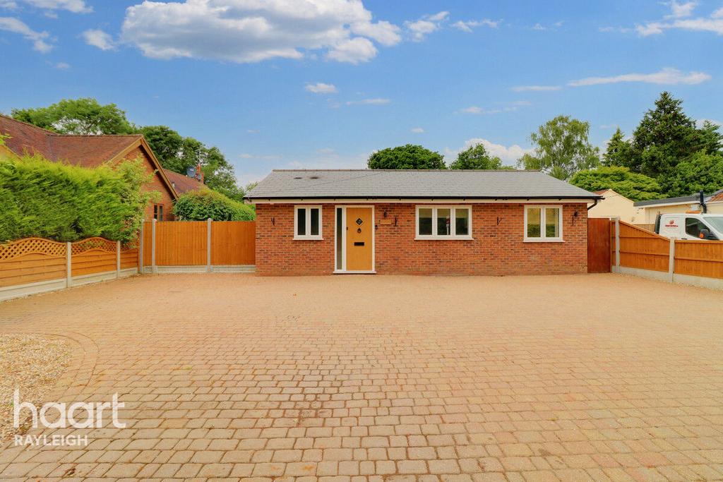 Rayleigh Downs Road, Rayleigh 2 bed detached bungalow £360,000