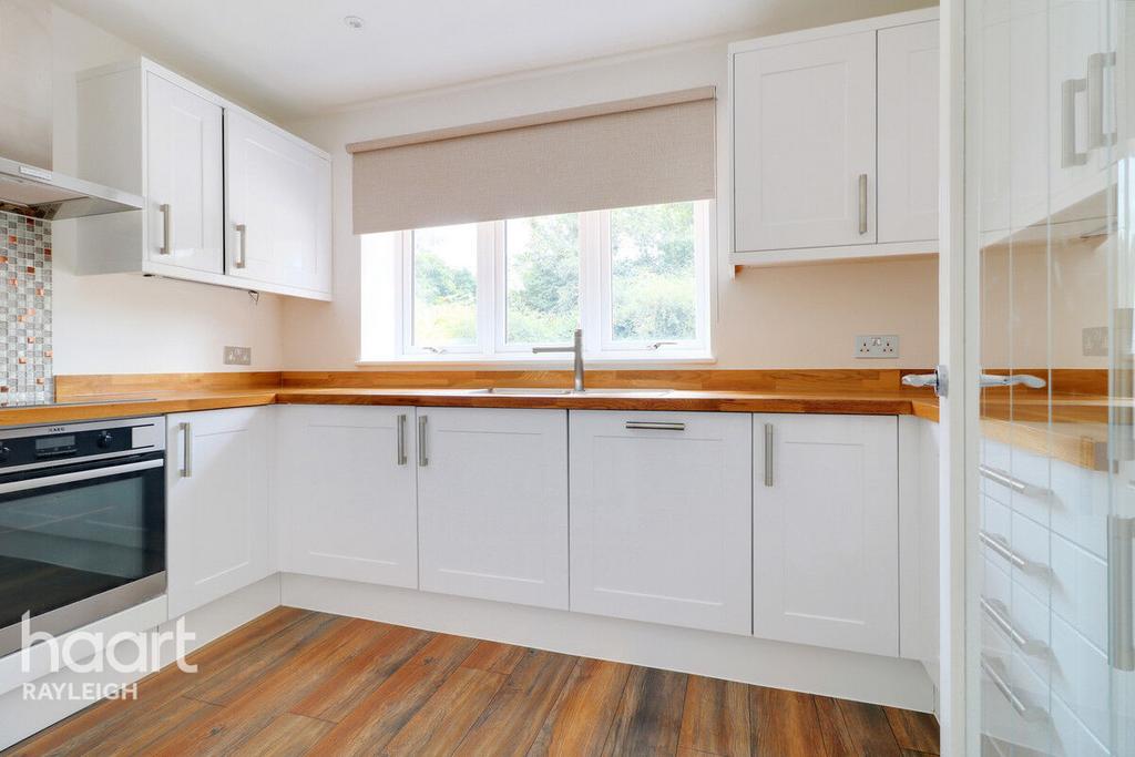 Rayleigh Downs Road, Rayleigh 2 bed detached bungalow £360,000