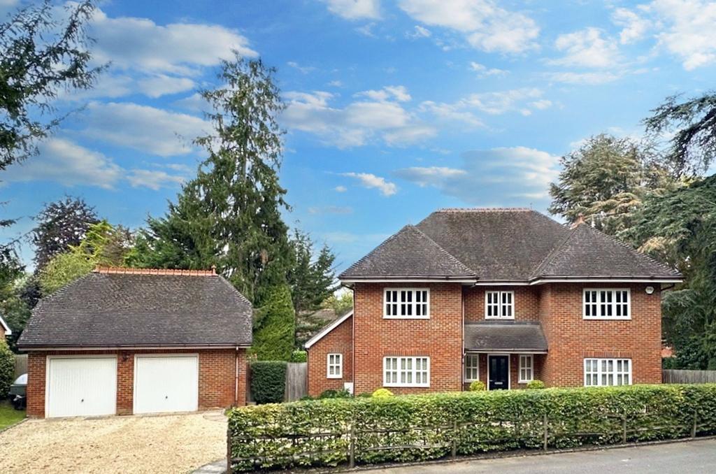 Grange Drive, Wooburn Green, HP10 5 bed detached house for sale £