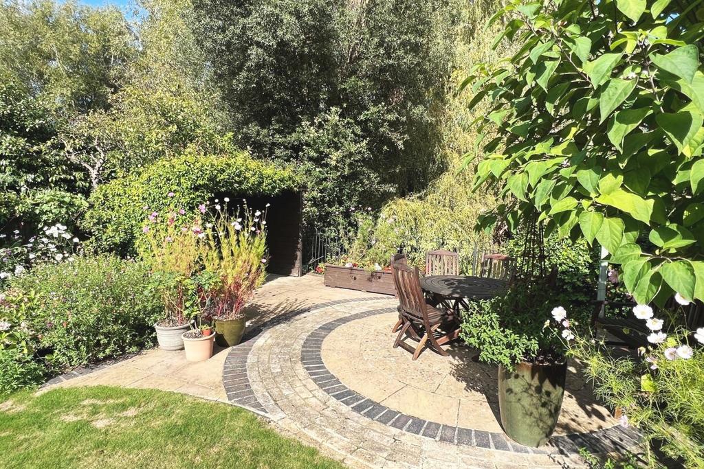 4 Acacia Road Shaped lawn