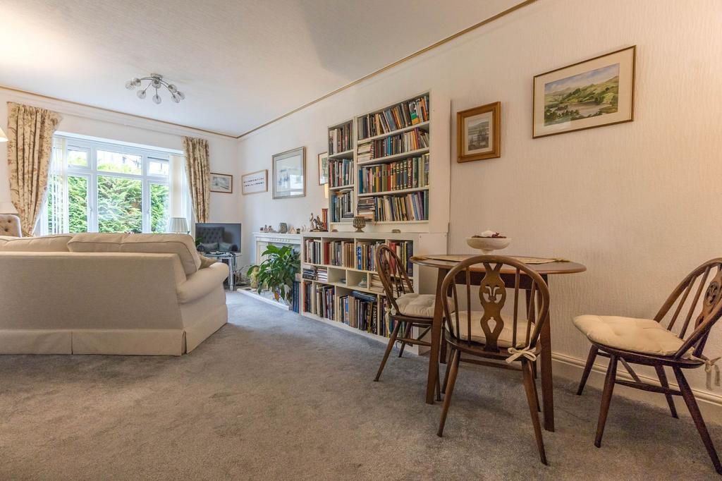 Sitting/dining room