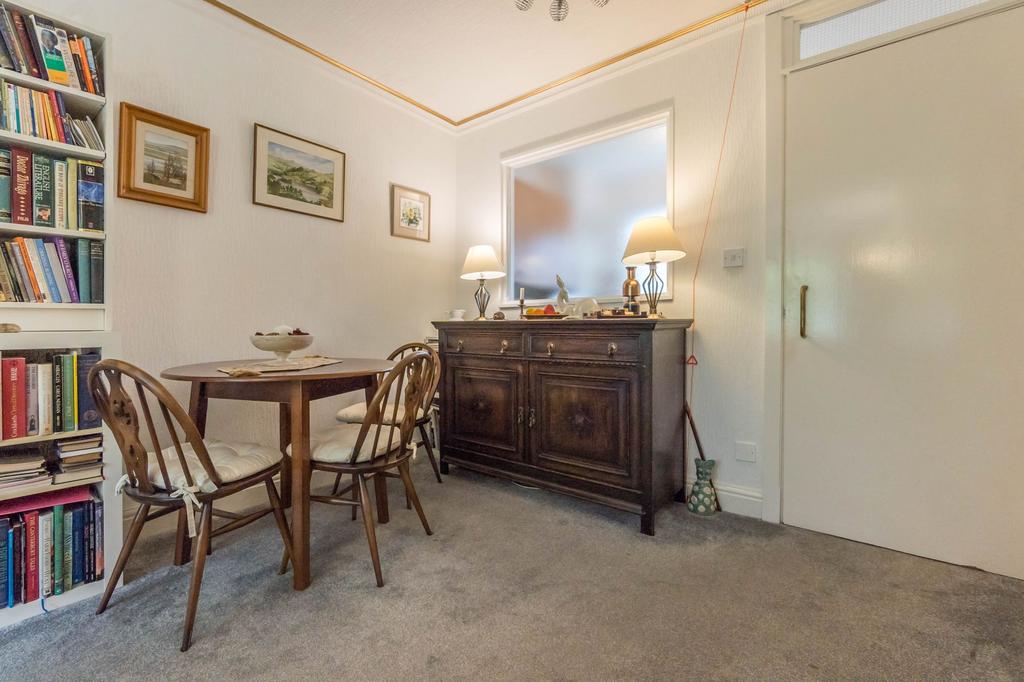 Sitting/dining room