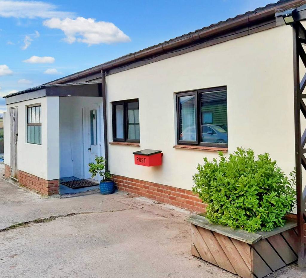 Llantrisant NP15 1 bed bungalow £675 pcm (£156 pw)