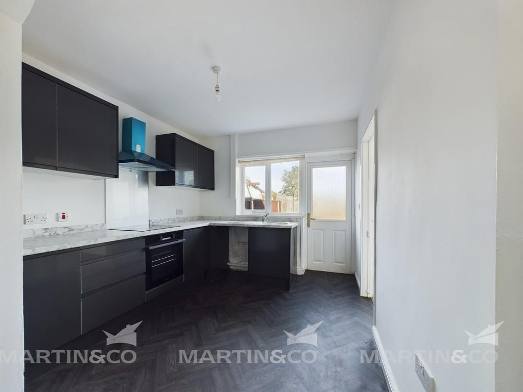 Lloyds Terrace, Dunscroft 3 bed semidetached house to rent £695 pcm (£160 pw)