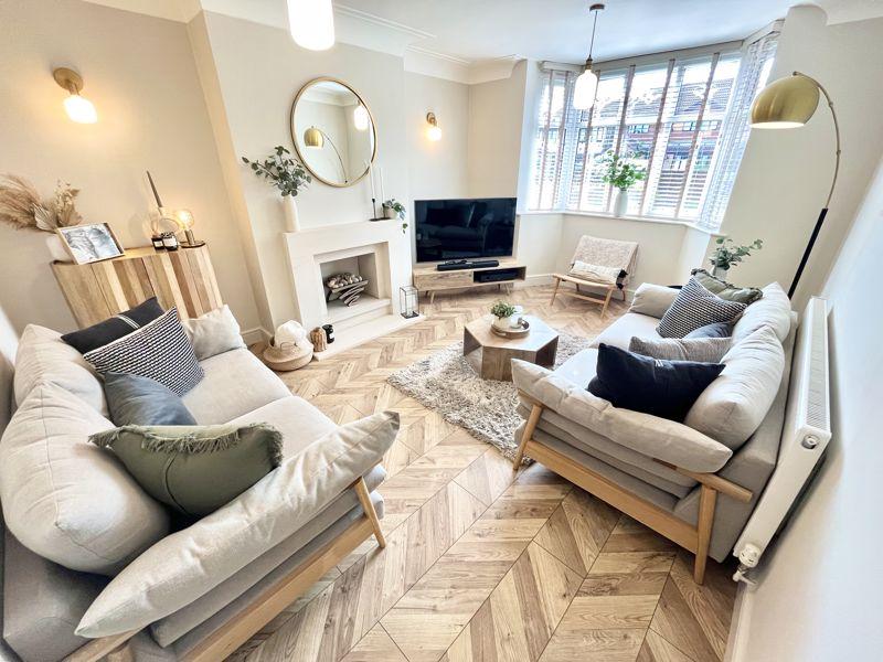 Hockley Lane, Dudley DY2 3 bed semidetached house £290,000