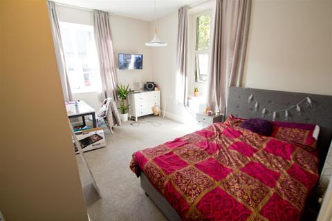 6 bedroom semi-detached house to rent, Cliff Road Gardens, Woodhouse, Leeds, LS6 2EY