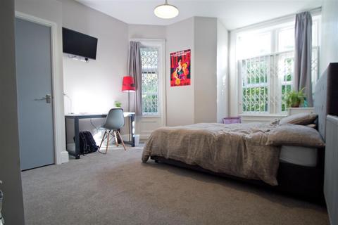 6 bedroom semi-detached house to rent, Cliff Road Gardens, Woodhouse, Leeds, LS6 2EY