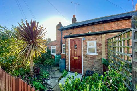 2 bedroom cottage for sale, Orchard Road, Burnham-On-Crouch