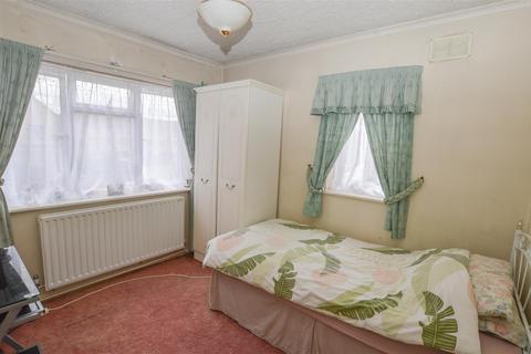 19 Meadow Close, London Colney, St Albans, AL2 1RQ