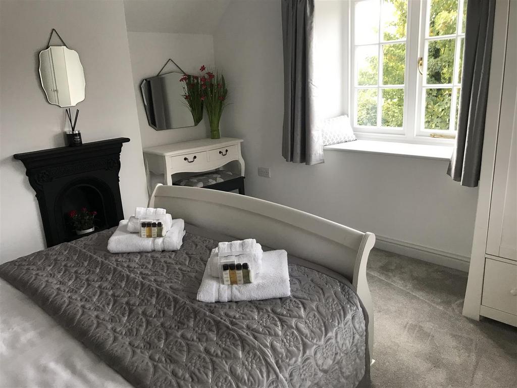 Bed 1.jpg