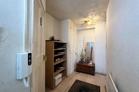 3 bedroom flat for sale, Shelley Court, New Malden