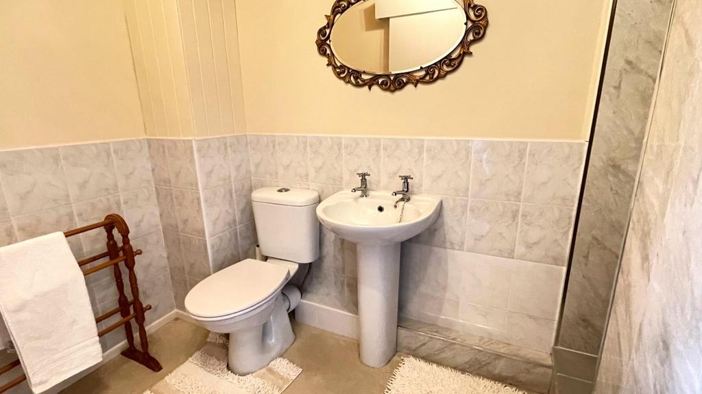 En suite 3 piece shower room