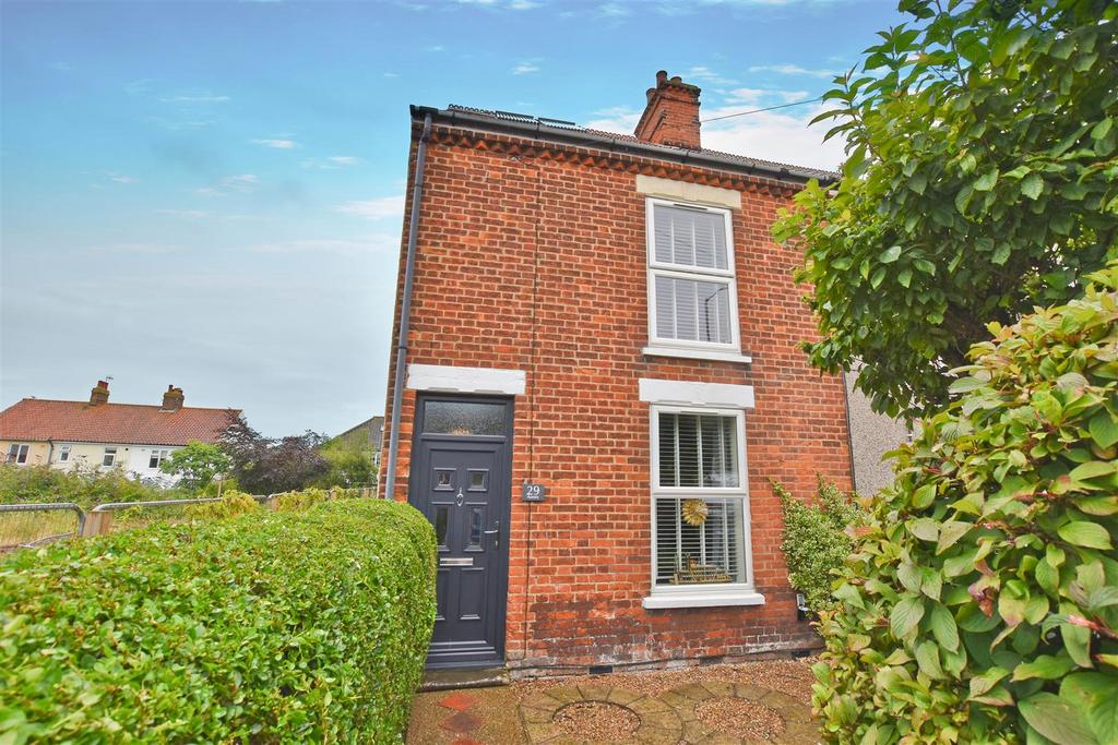 Holway Road, Sheringham 2 bed end of terrace house £850 pcm (£196 pw)