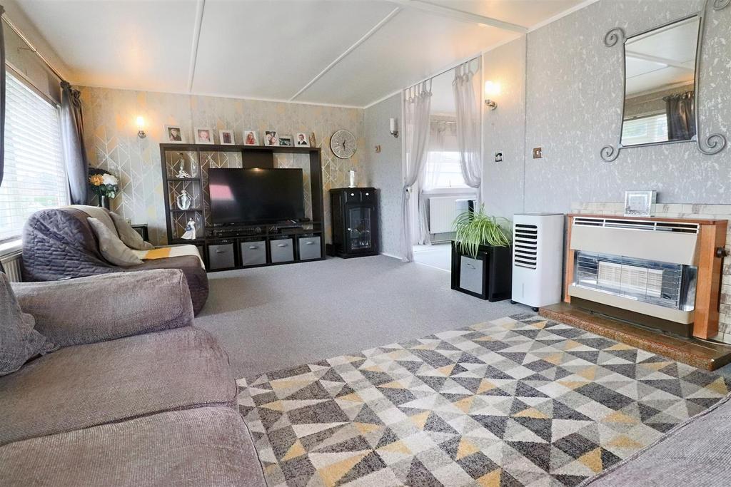 Highgrove Close, Lowestoft 2 bed mobile home for sale £138,000